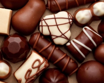 Ученые выяснили, что от употребления жевательных резинок и шоколада страдает кишечник человека