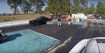 Видео: Dodge Challenger Hellcat против Tesla Model S P100D на дрэге