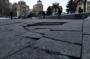 На Майдане за зиму разрушилась тротуарная плитка