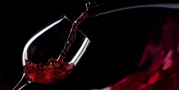 Диетологи рассказали о пользе и вреде красного вина