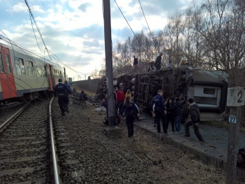 Появились фото сошедшего с рельсов поезда в Бельгии