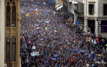 Сотни тысяч испанцев вышли в поддержку мигрантов