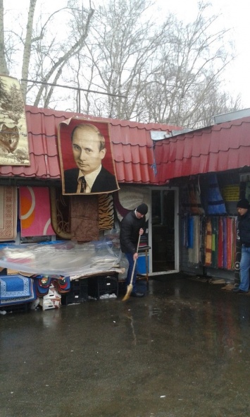 "А мишеней с его портретом нет?" Туалетный коврик с Путиным рассмешил сеть