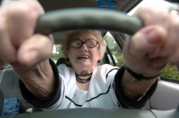 Исследователи выяснили, в каком возрасте опасно садиться за руль