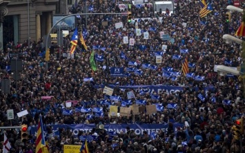 В Барселоне десятки тысяч человек прошли маршем в поддержку мигрантов