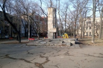Декоммунизированный памятник в Одессе превратился в гадюшник и притон (ФОТО)