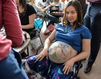 В Екатеринбурге разрисовали беременных женщин