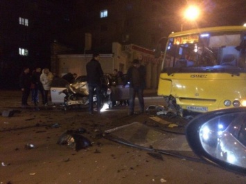 В Севастополе пьяная женщина-водитель устроила ДТП с автобусом