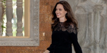 Анджелина Джоли с детьми представила новый фильм в Камбодже