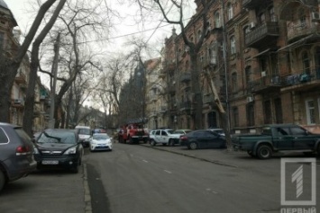 В центре Одессы мужчина пытался выброситься из окна 4 этажа (ФОТО)