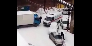 В Новосибирске водитель грузовика не пропустил "скорую" с тяжелобольным