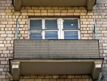 В Запорожье спасли женщину, пытавшуюся выпрыгнуть с балкона (видео)