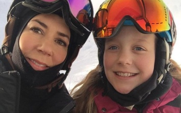 Горы, лыжи и яркие селфи: датские монархи с детьми порадовали фото с отдыха