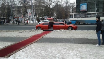 Картина маслом: одесский лимузин Ferrari и красная дорожка через грязь
