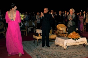 Анджелина Джоли произвела фурор в Камбодже