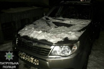 Харьков: падающий с крыш домов снег разбивает машины