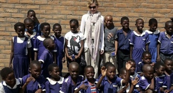 Отец удочеренных Мадонной детей из Малави обвинил ее в похищении