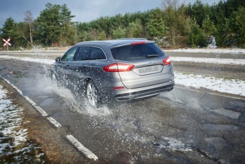 Европейские модели Ford будут предупреждать водителя о выбоинах на дороге