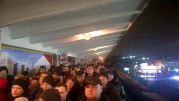 Появились фото переполненной пассажирами станции метро Левобережная