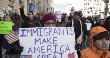 В США сотни жителей были уволены за невыход на работу в «День без мигранта»