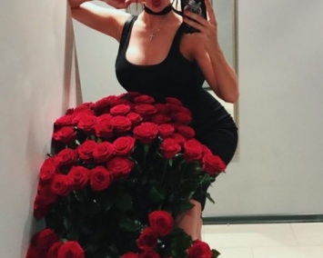 Анна Седокова получила в подарок от будущего мужа огромный букет роз
