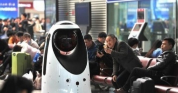 Первый в мире робокоп вышел охранять китайцев?