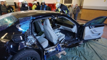 Пожарные нарочно порезали на кусочки Porsche Panamera