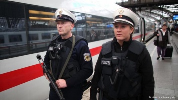 Немецкие власти будут заглядывать в мобильники мигрантов для установления личности