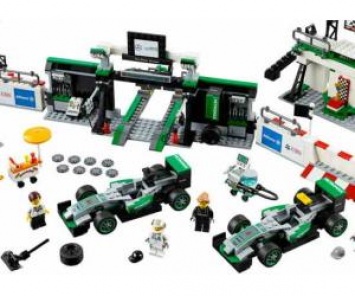 Команда Mercedes теперь существует и в формате Lego