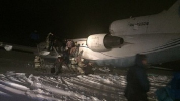 В России совершил аварийную посадку Як-42, самолет выбросило с полосы при посадке