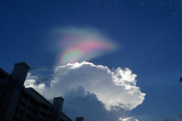 Необычное цветное пятно в небе над Сингапуром