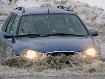 Ныряем с головой в весну: растаявший снег затопил улицы Днепра