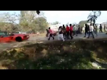 Толпа людей забросала камнями Lamborghini и Ferrari (ВИДЕО)