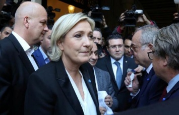 Французские правые обвиняют власть в попытках повлиять на президентские выборы
