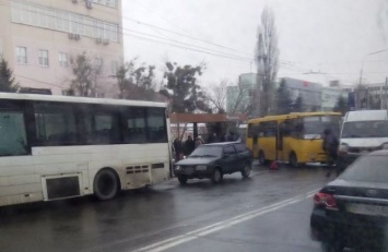 Двойное ДТП: в Полтаве столкнулись маршрутки и автобус (фото)