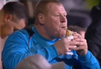 Запасной вратарь английского клуба поел сэндвич во время матча