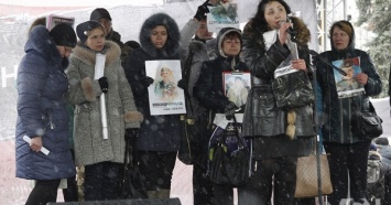 На митинге за блокаду ОРДЛО родственники пленных требуют принять закон в их защиту