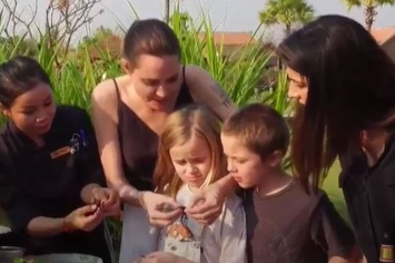 Анджелина Джоли кормила своих детей в Камбоджи пауками и скорпионами