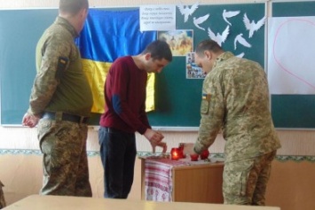 Северодонецкие школьники зажгли свечи в память о погибших на Майдане