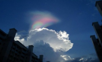 В небе над Сингапуром очевидцы засняли "огненную радугу"