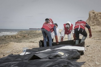 Тела 74 утонувших выбросило на берега Ливии