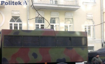 Клетки на Майдане: власть высмеяли за нелепый шаг (фото)