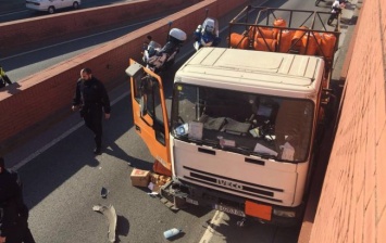 В Барселоне мужчина угнал грузовик с взрывоопасными баллонами и направился к центру города
