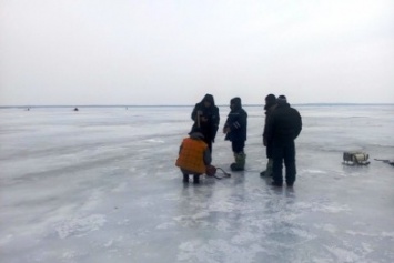 Из пяти провалившихся под лед рыбаков, один погиб