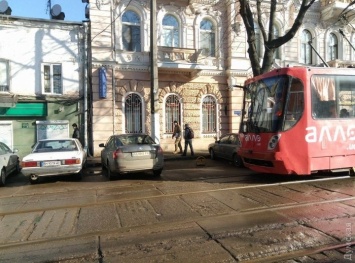 Одесситы самостоятельно сдвинули машину автохама, который заблокировал движение трамваев