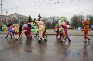 Скудное зрелище. Пустынными улицами Луганска прошли клоуны. Появились фото
