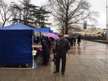 Крымчан возмутил базар под стенами парламента