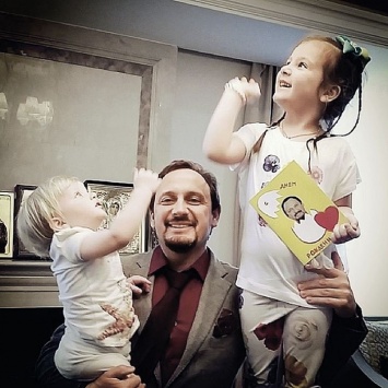 Кадры Стаса Михайлова и его дочерей появились в Интернете