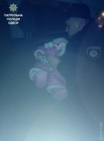 Пьяная бродяга разгуливала ночью по Одессе с чужим двухлетним ребенком