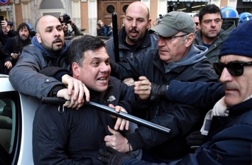 В Риме таксисты подрались с полицией из-за Uber